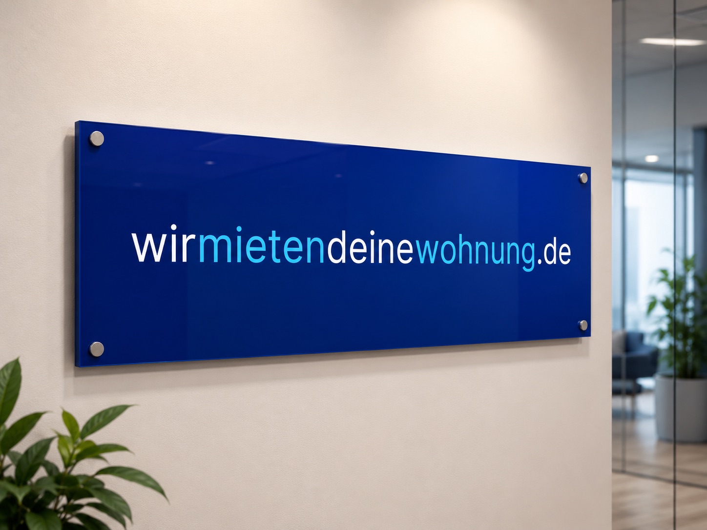 Firmenschild von wirmietendeinewohnung.de an einer Bürowand